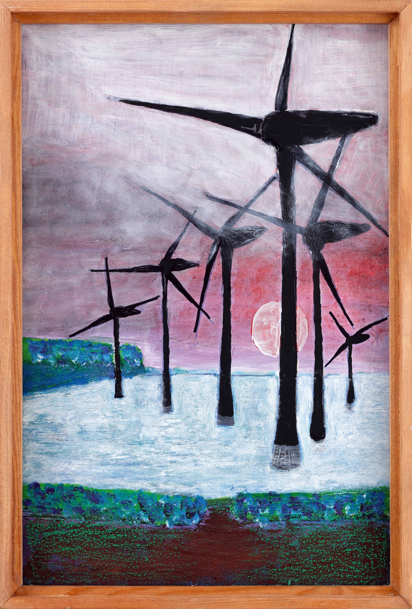 Dunkle Windräder im Wasser vor einem rosa-grauen Himmel